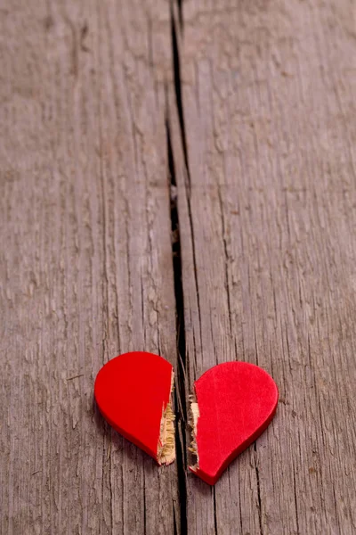 Coração partido no fundo de madeira velho — Fotografia de Stock
