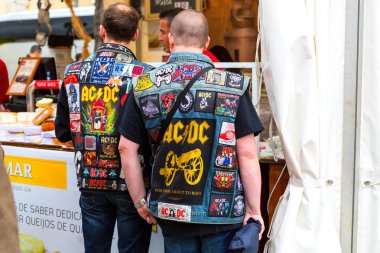 Lisbon, Portekiz - 05 06 2016: İki taraftar grubu AC/DC giyen ja