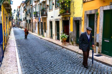 Lisbon, Portekiz - 05 06 2016: dar bir sokakta yürüyen insanlar