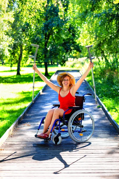 Kadın onun koltuk değneği yükselen bir tekerlekli sandalye üzerinde — Stok fotoğraf