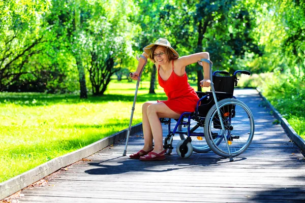 Woman gets up from a wheelchair — Stock Photo, Image