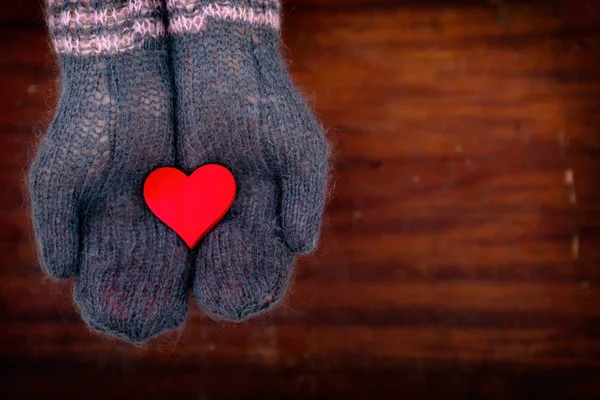 Satu hati merah di tangan — Stok Foto