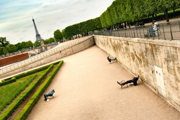 Paris, Fransa, Tuileries Bahçesi, 2008 05 25 - insanlar üzerinde dinlenme — Stok fotoğraf