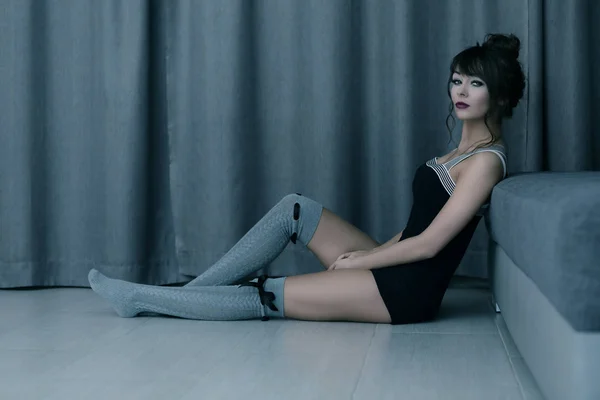 Glamour vrouw zittend op de vloer — Stockfoto