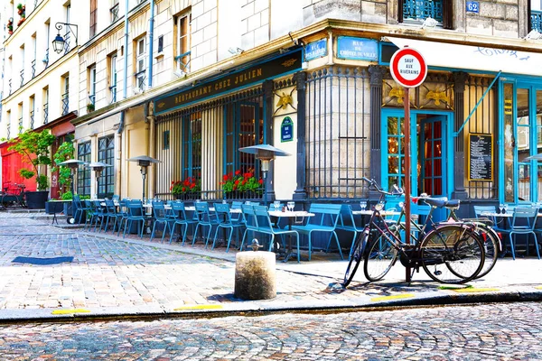 Paris, France, Restaurant Chez Julien, 12 06 2012 - empty tables — 图库照片