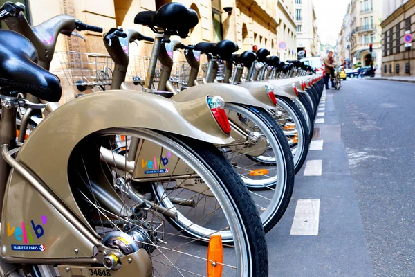 Παρίσι, Γαλλία - 06 12 2010: Ποδήλατα Velib στο δρόμο - δημόσιο — Φωτογραφία Αρχείου