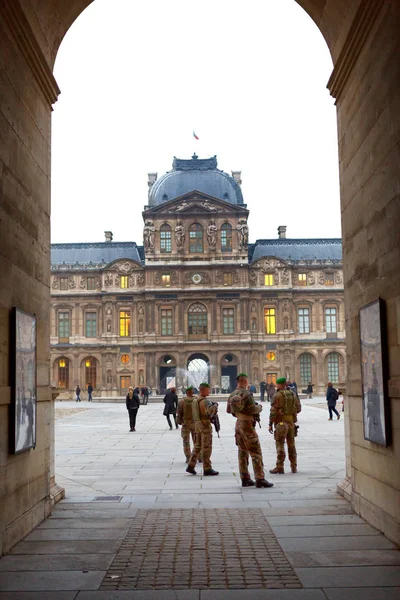 Paris, France - 12 10 2016: armed with rifles soldiers patrol Lo — Stock Photo, Image