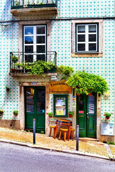 Лісабон, Португалія - 05.13.2016: фасад і вхід маленьким — стокове фото