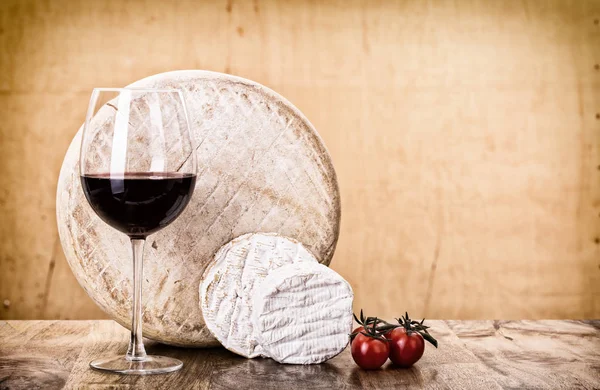 Fromage français et verre de vin — Photo