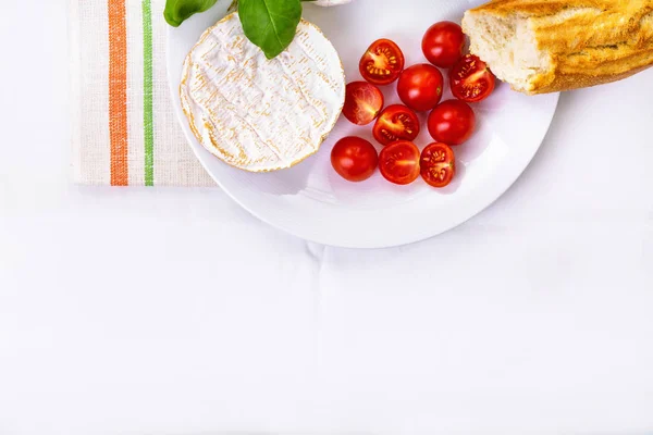 Camembert, pane e pomodori su un piatto — Foto Stock