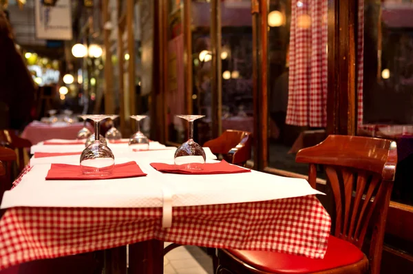 Frans restaurant - tabellen en glazen — Stockfoto