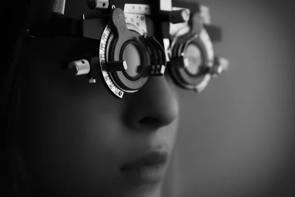 눈 검사 하는 동안 젊은 여자 — 스톡 사진