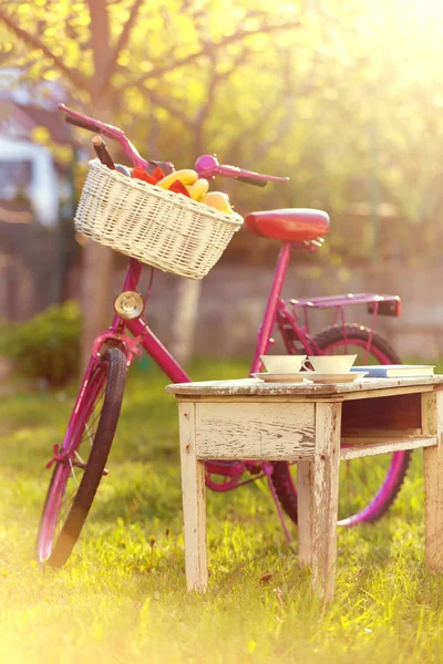 Zwei Tassen Tee und rosa Fahrrad — Stockfoto