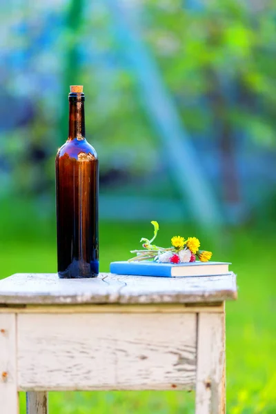 Bouteille de vin et un livre — Photo