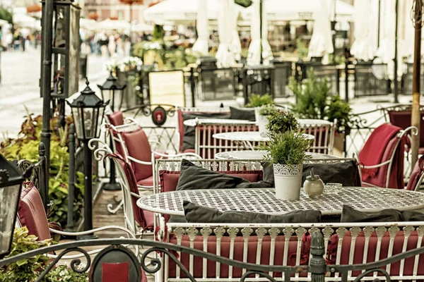 Europees restaurant - tafels en stoelen — Stockfoto