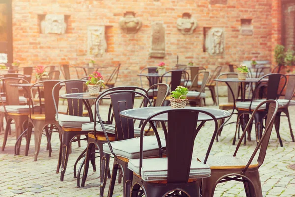 Европейский ресторан - столы и стулья — стоковое фото