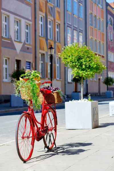 Красный велосипед на улице — стоковое фото