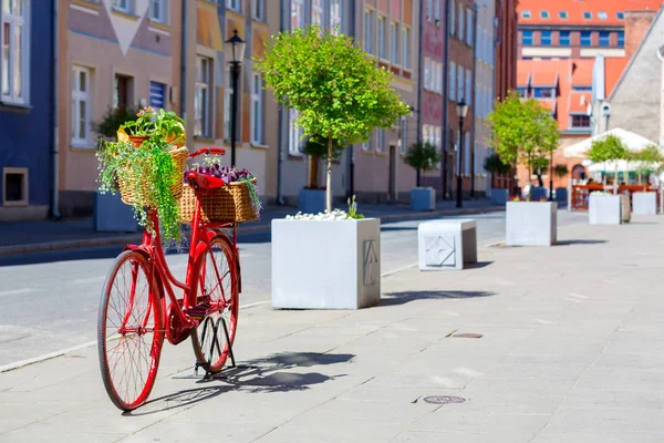 Красный велосипед на улице — стоковое фото
