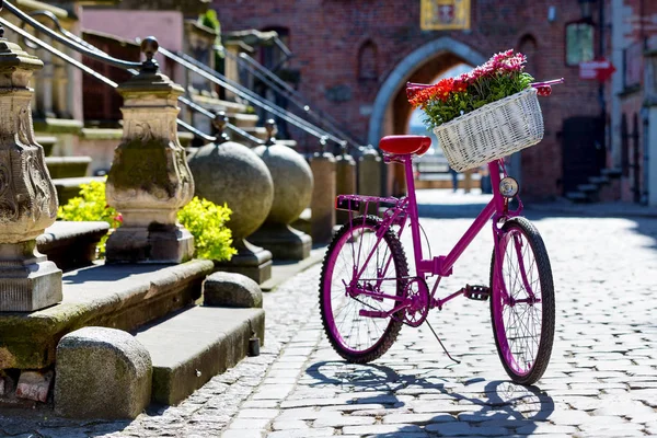 Rosa cykel på en gammal gata — Stockfoto