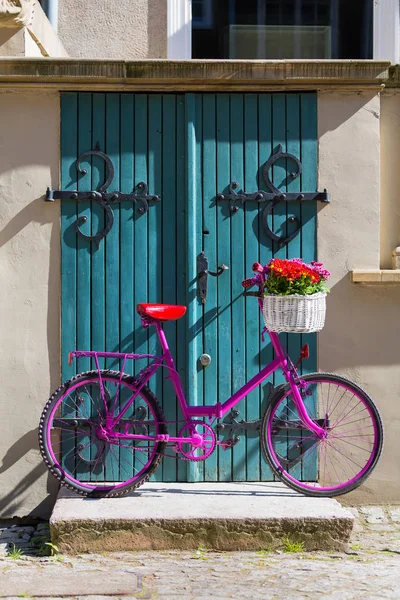 Розовый велосипед стоит на улице — стоковое фото