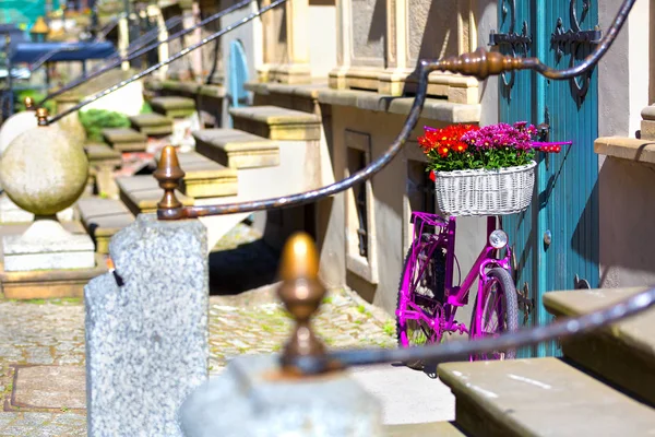 Bicicleta rosa em uma rua velha — Fotografia de Stock