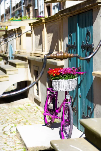 Eski bir sokakta pembe Bisiklet — Stok fotoğraf