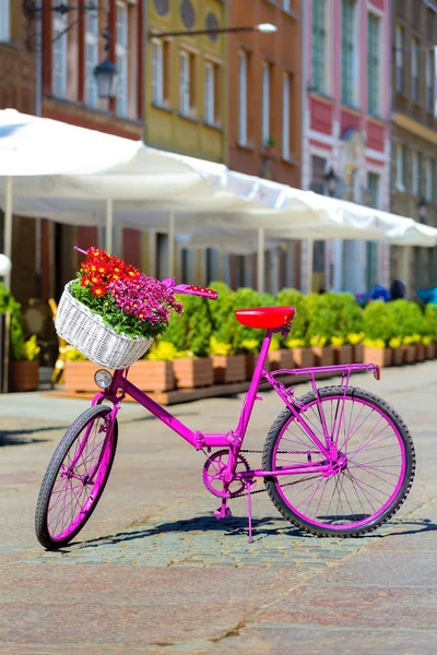 Roze fiets staande op een oude straat — Stockfoto