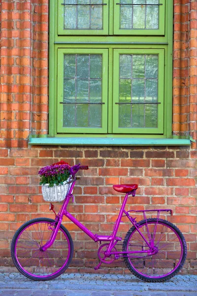 Różowy rower stoi przy ścianie — Zdjęcie stockowe