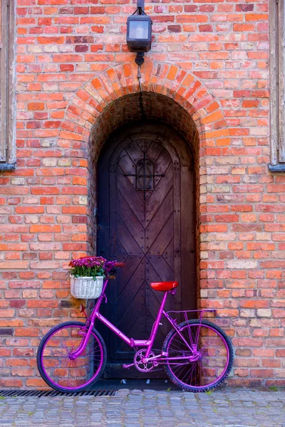 Roze fiets staande door de muur — Stockfoto