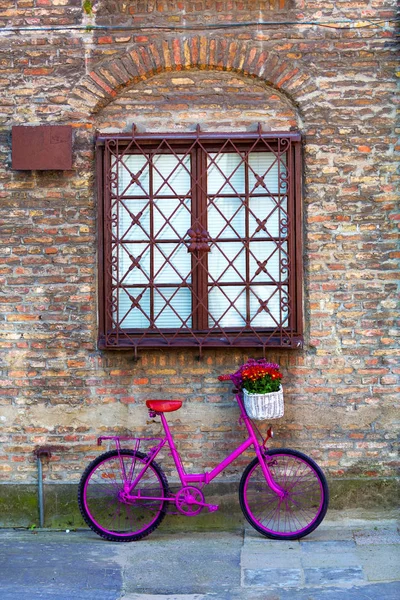 Vélo rose debout près du mur — Photo