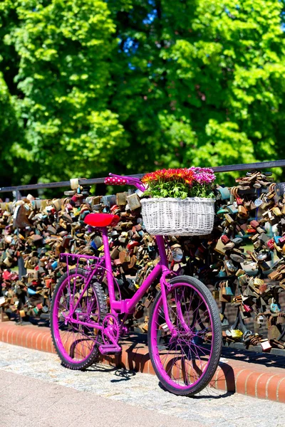 Sevgi köprüsü üzerinde pembe Bisiklet duran — Stok fotoğraf