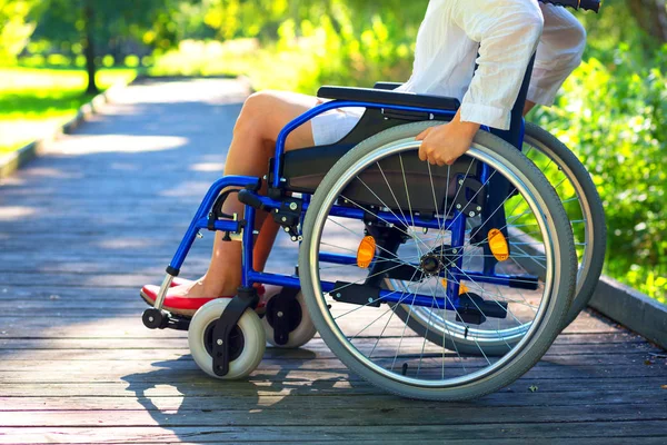 Νεαρή ενήλικη γυναίκα σε αναπηρικό καροτσάκι στο πάρκο — Φωτογραφία Αρχείου