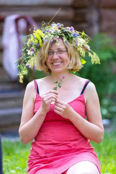 Happy woman with wreath — Stock Photo, Image