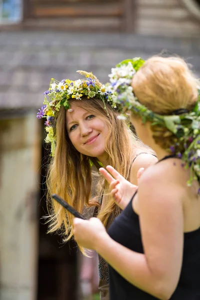 Slavische meisje glimlachen naar de camera — Stockfoto