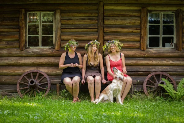 Tři mladé dospělé ženy se psem — Stock fotografie