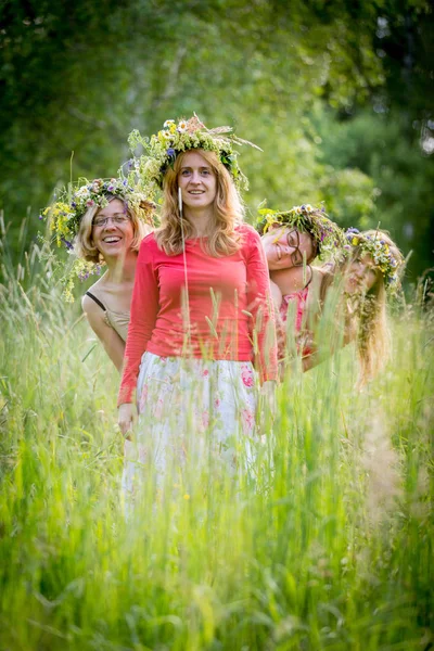 Cuatro mujeres con coronas —  Fotos de Stock