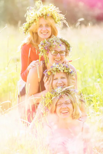 Cuatro amigas con coronas —  Fotos de Stock