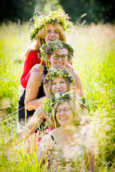 Four women wearing wreaths — Stock Photo, Image