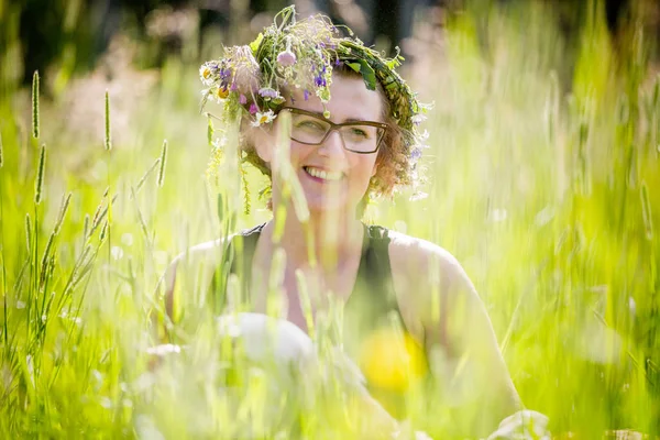 Happy woman with wreath — Stock Photo, Image
