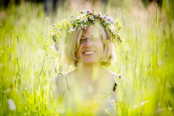 Happy woman with wreath on her head — Stock Photo, Image