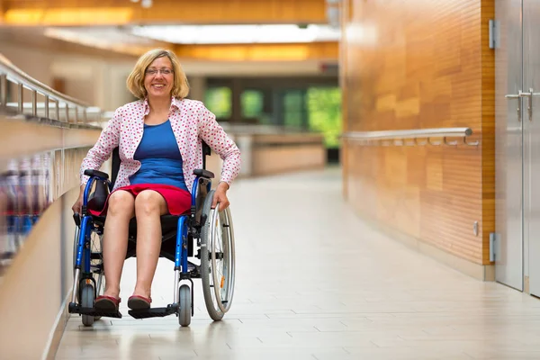 Jeune femme en fauteuil roulant dans le centre médical — Photo