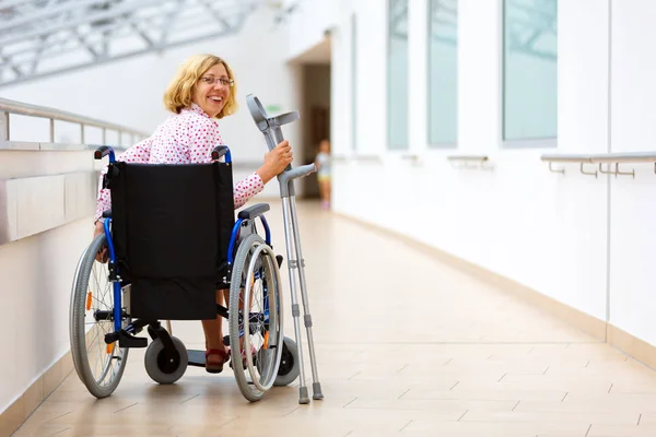 Jeune femme en fauteuil roulant dans le centre médical — Photo