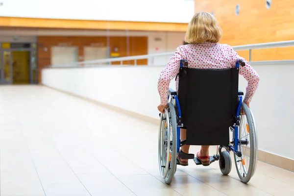 Νεαρή γυναίκα σε αναπηρικό καροτσάκι στο ιατρικό κέντρο — Φωτογραφία Αρχείου