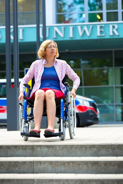 Kadın tekerlekli sandalye ve adımları — Stok fotoğraf
