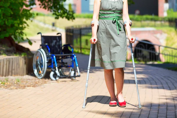 Koltuk değneği üzerinde yürüme pratik kadın — Stok fotoğraf