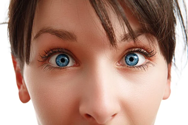 Närbild av blå ögon av ung kvinna — Stockfoto