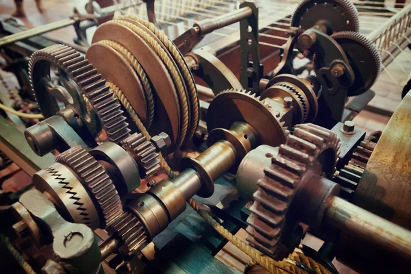 Engrenagens velhas e engrenagens da máquina girando — Fotografia de Stock