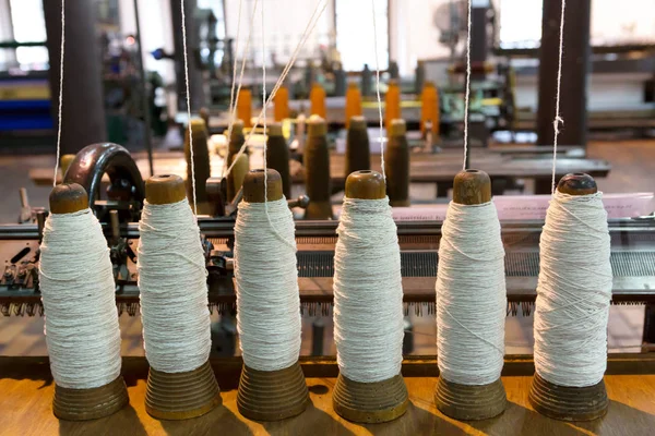 Spools of yarn with old spinning machine — Stock Photo, Image