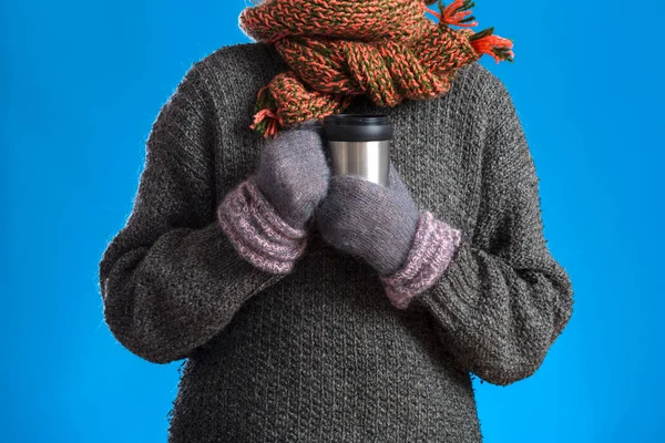 Woman holding hot thermal mug — Stock Photo, Image