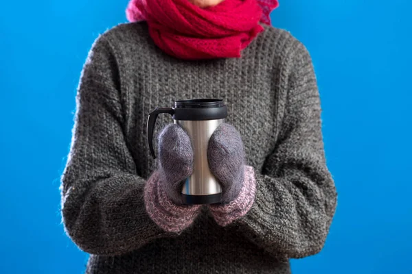Thermal mug in hands of a woman — Stock Photo, Image